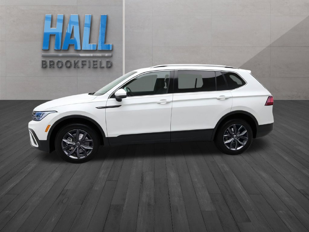 Certified 2024 Volkswagen Tiguan SE w/ Panoramic Sunroof Package AWD/4WD image 3