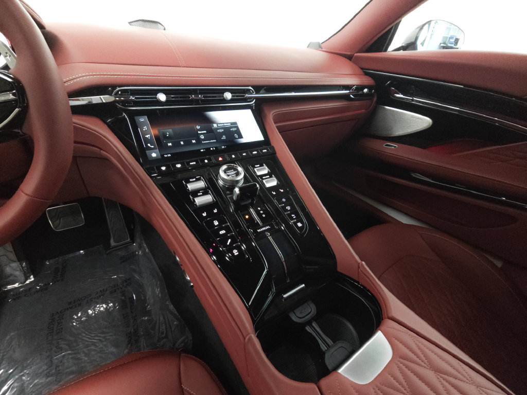 Used 2025 Aston Martin DB12 Coupe RWD image 18