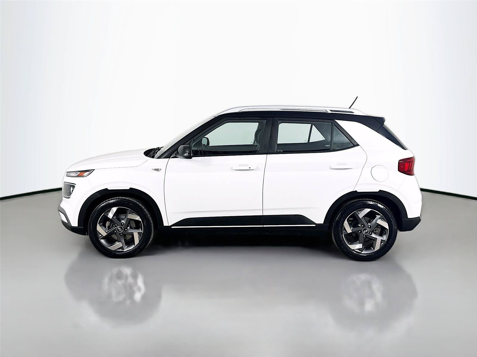 Used 2023 Hyundai Venue Limited w/ Cargo Package FWD image 6