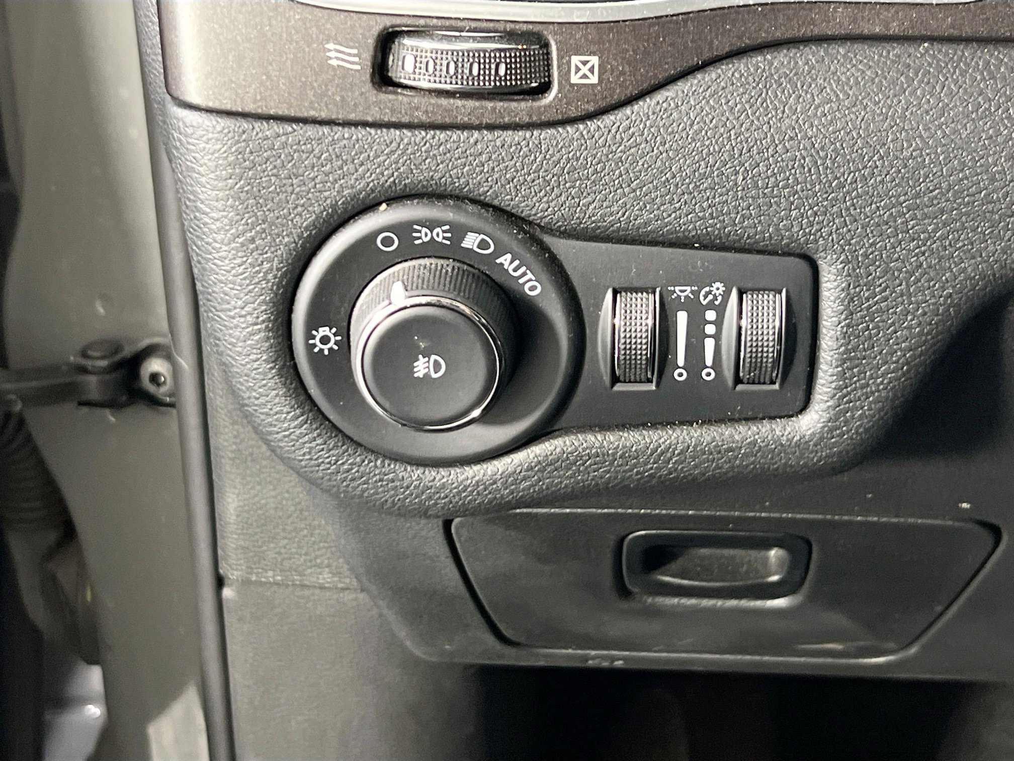 Used 2022 Jeep Cherokee Trailhawk image 10