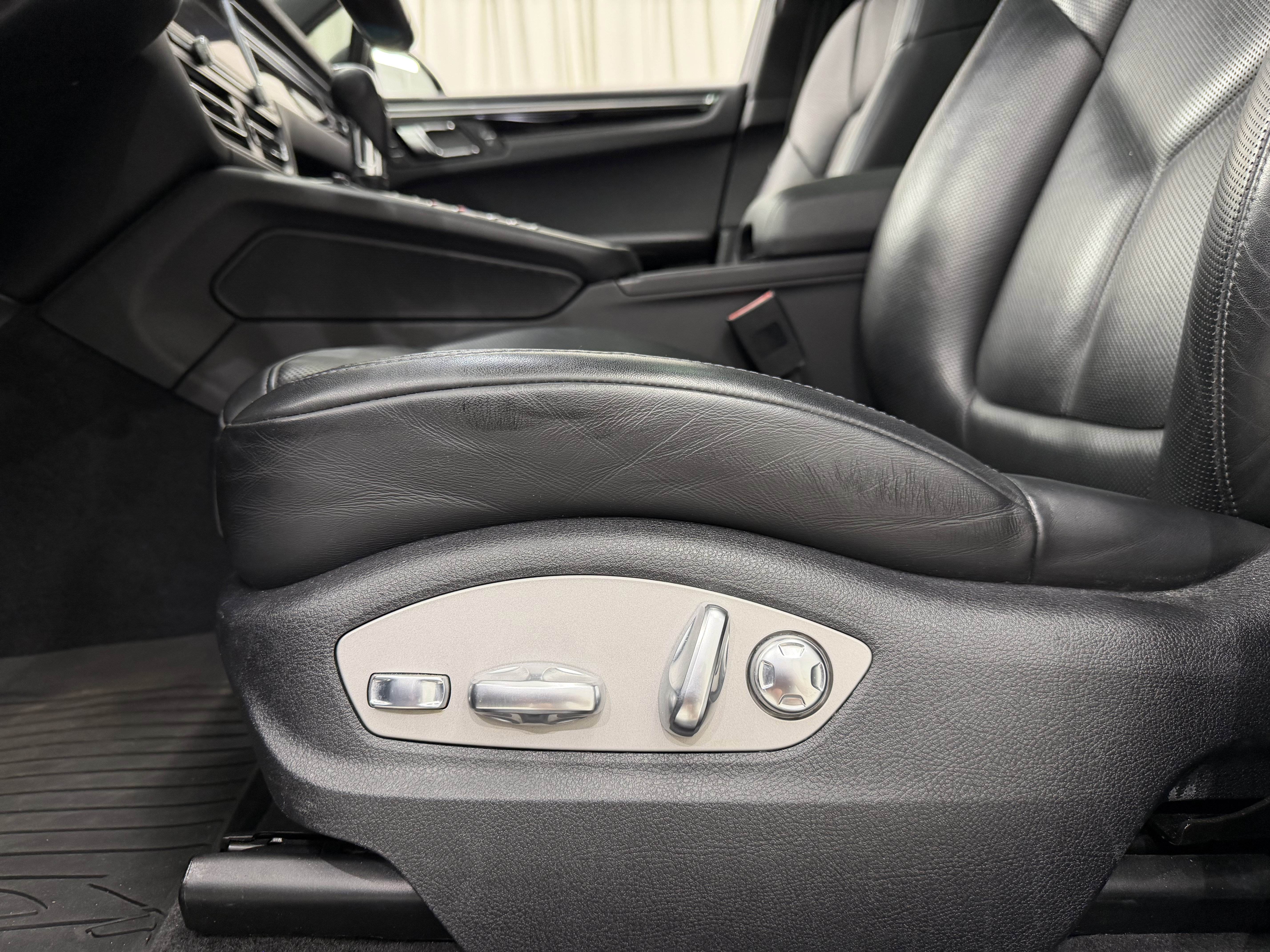 Certified 2021 Porsche Macan AWD/4WD image 31