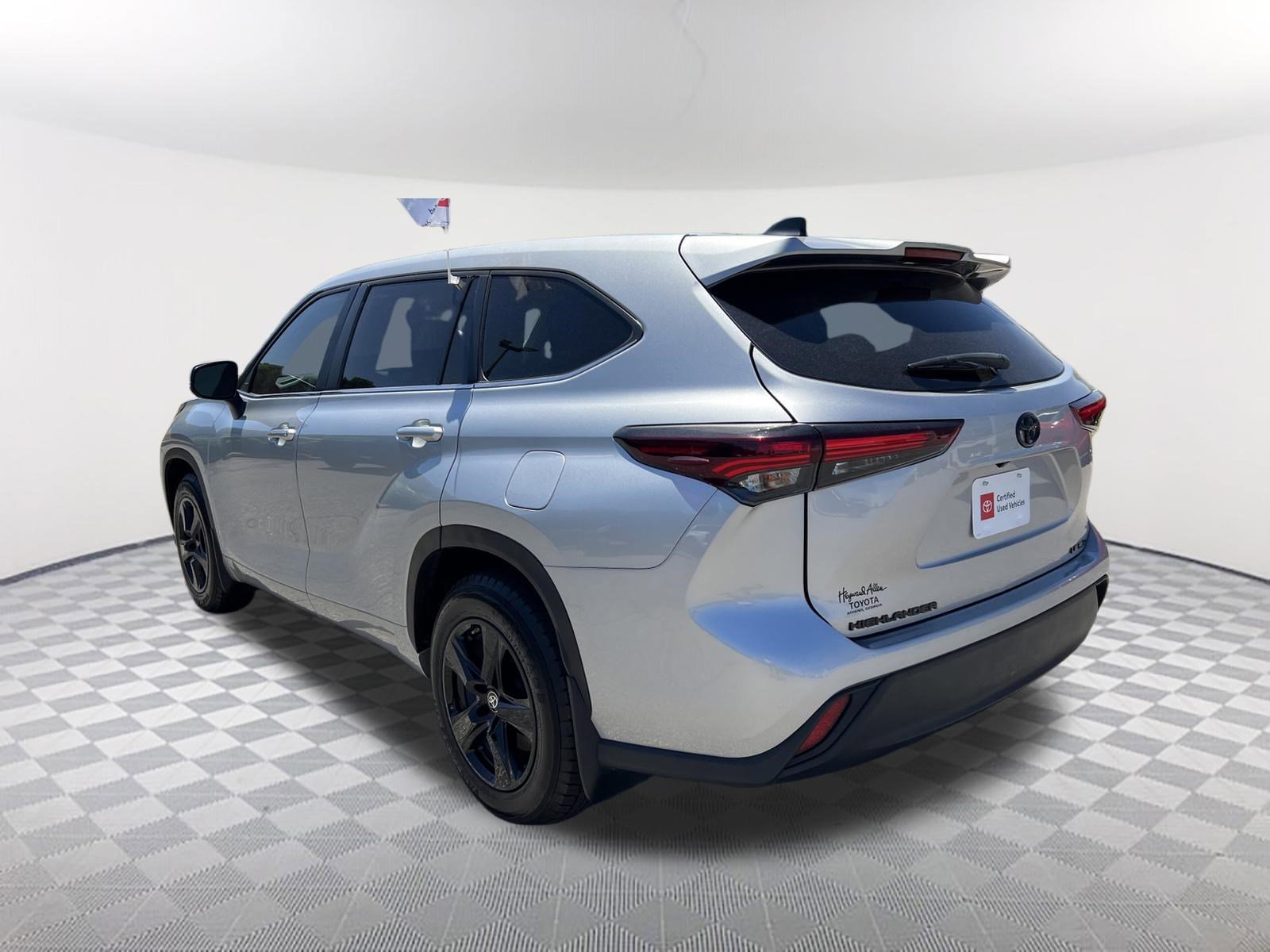 Certified 2024 Toyota Highlander LE AWD/4WD image 16