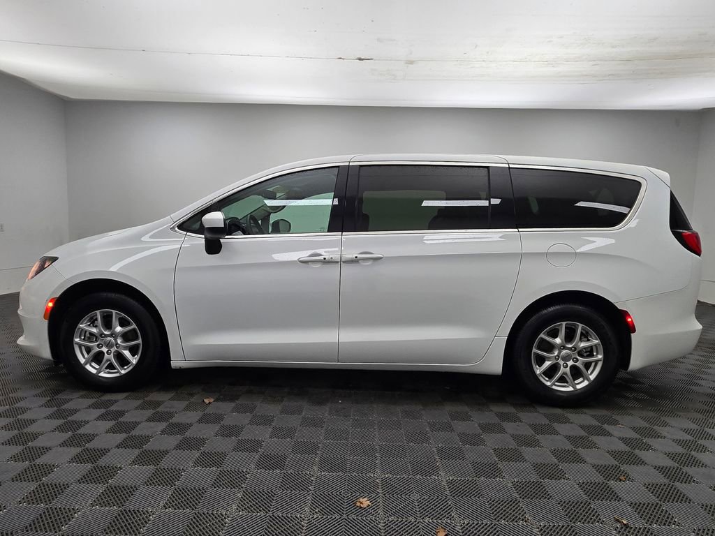 Used 2023 Chrysler Voyager LX image 15