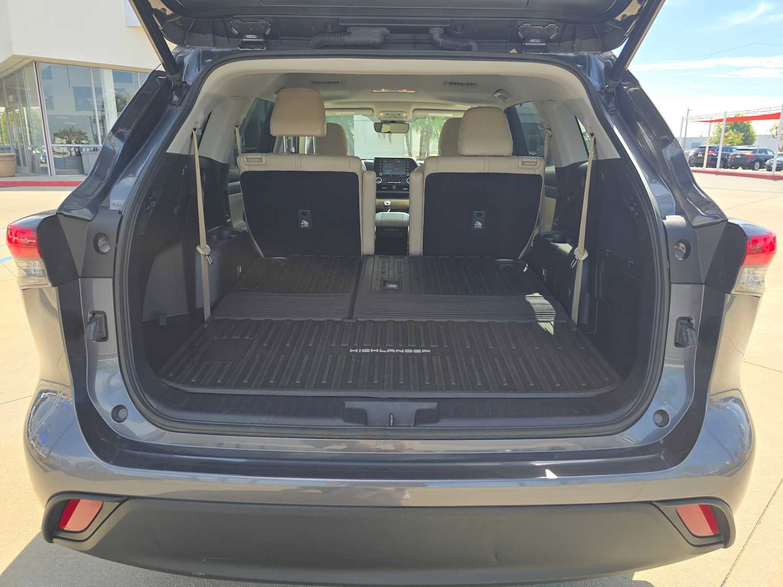 Used 2022 Toyota Highlander XLE image 16