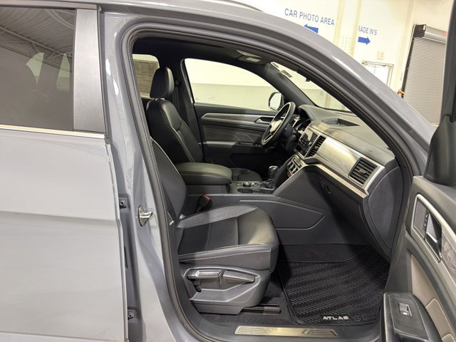 Certified 2021 Volkswagen Atlas Cross Sport SE w/ Panoramic Sunroof Package AWD/4WD image 36