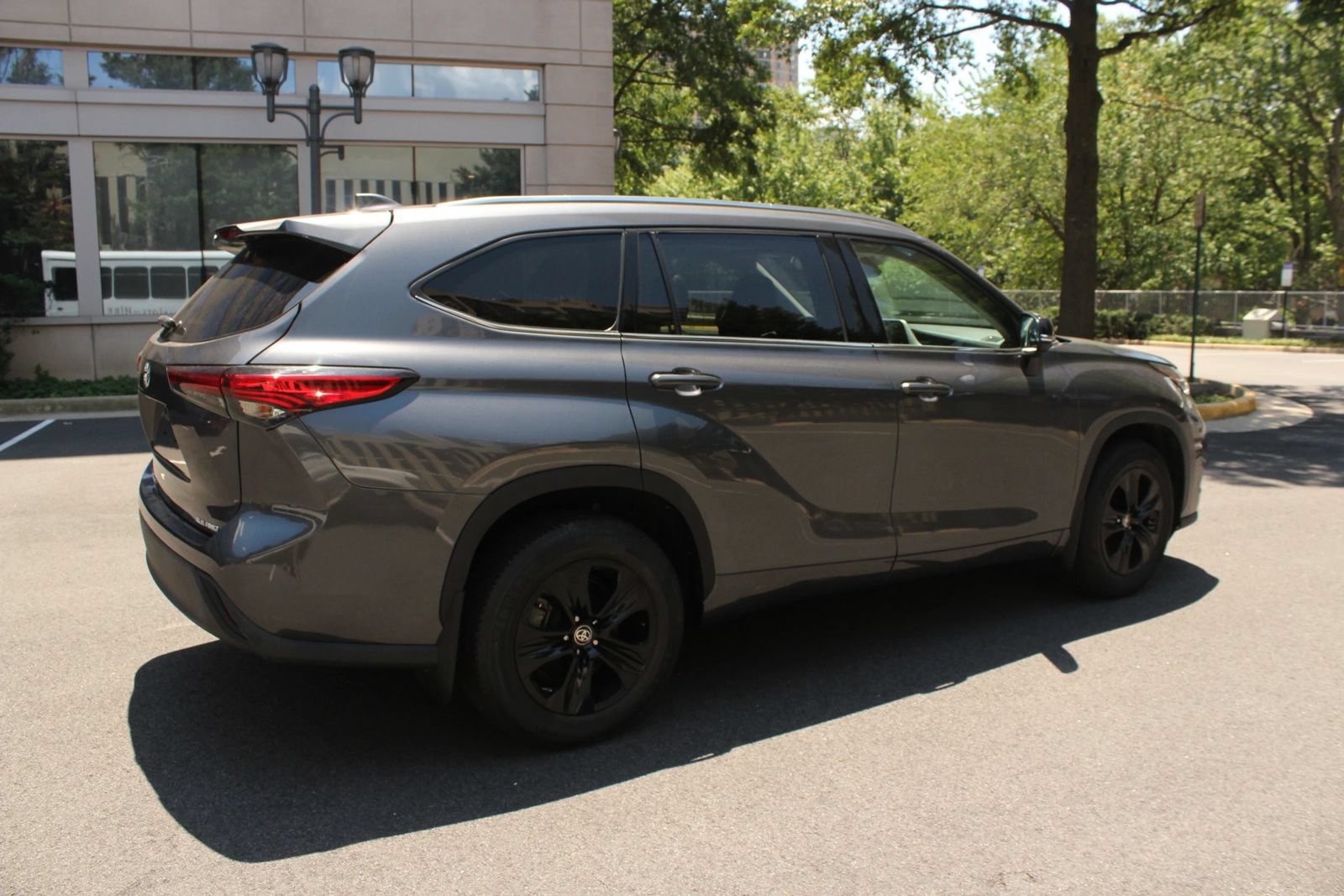 Used 2021 Toyota Highlander XLE AWD/4WD image 7