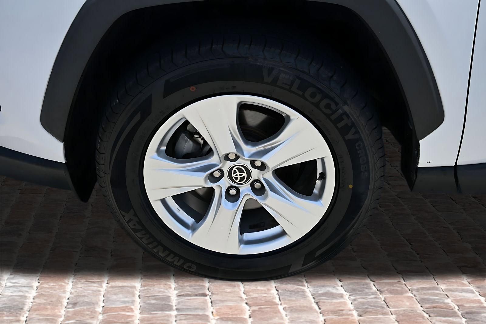 Used 2021 Toyota RAV4 XLE w/ Convenience Package FWD image 35