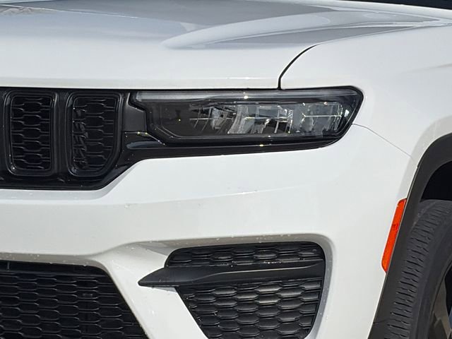 Used 2023 Jeep Grand Cherokee Altitude image 4