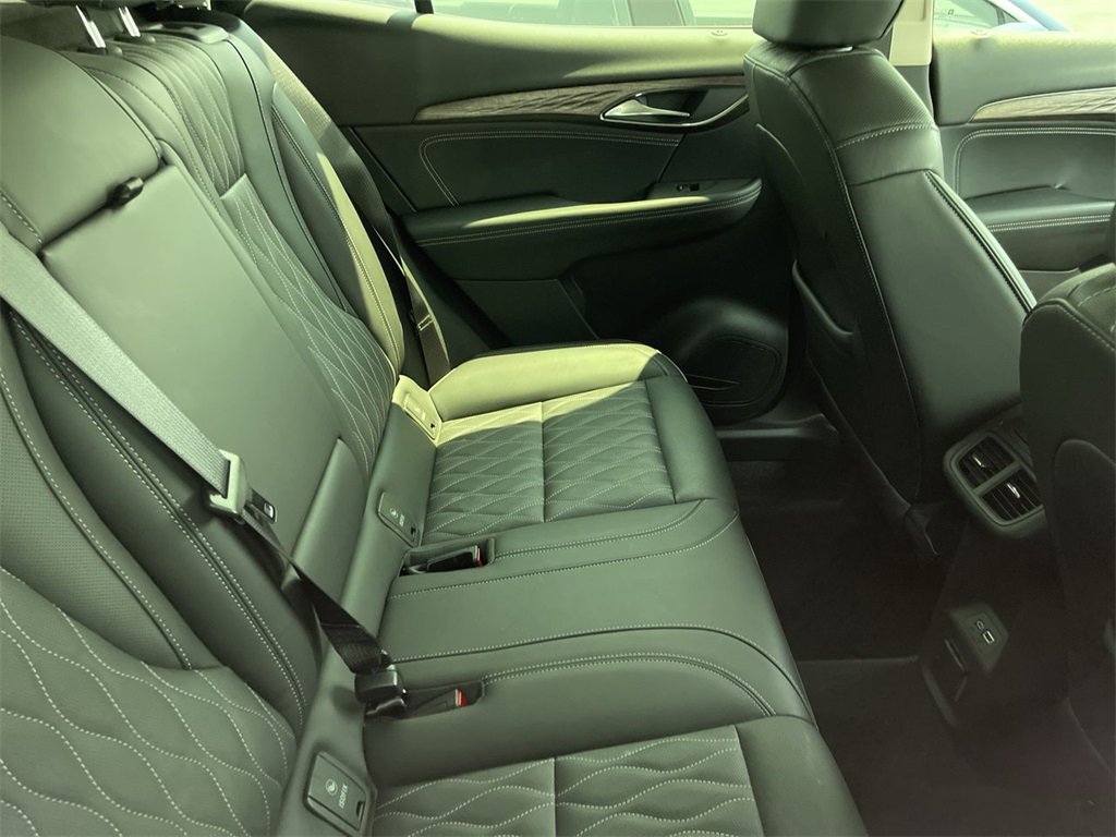 Used 2022 Buick Envision Avenir w/ Technology Package II image 12