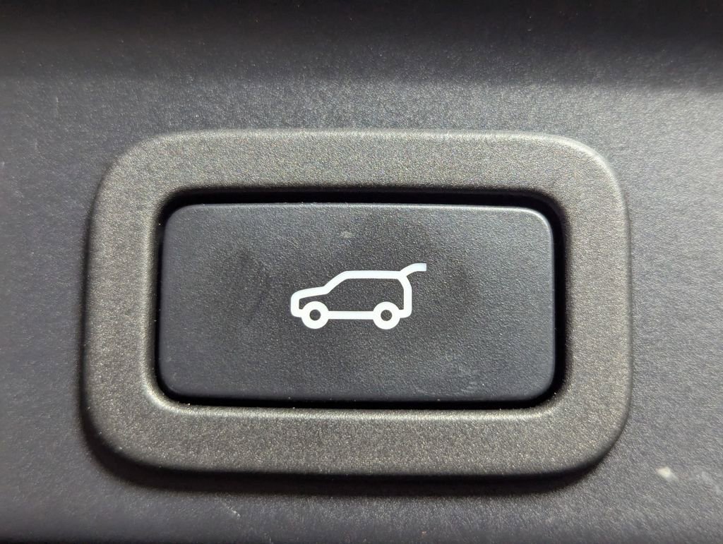 Used 2022 Jaguar F-PACE SVR image 48