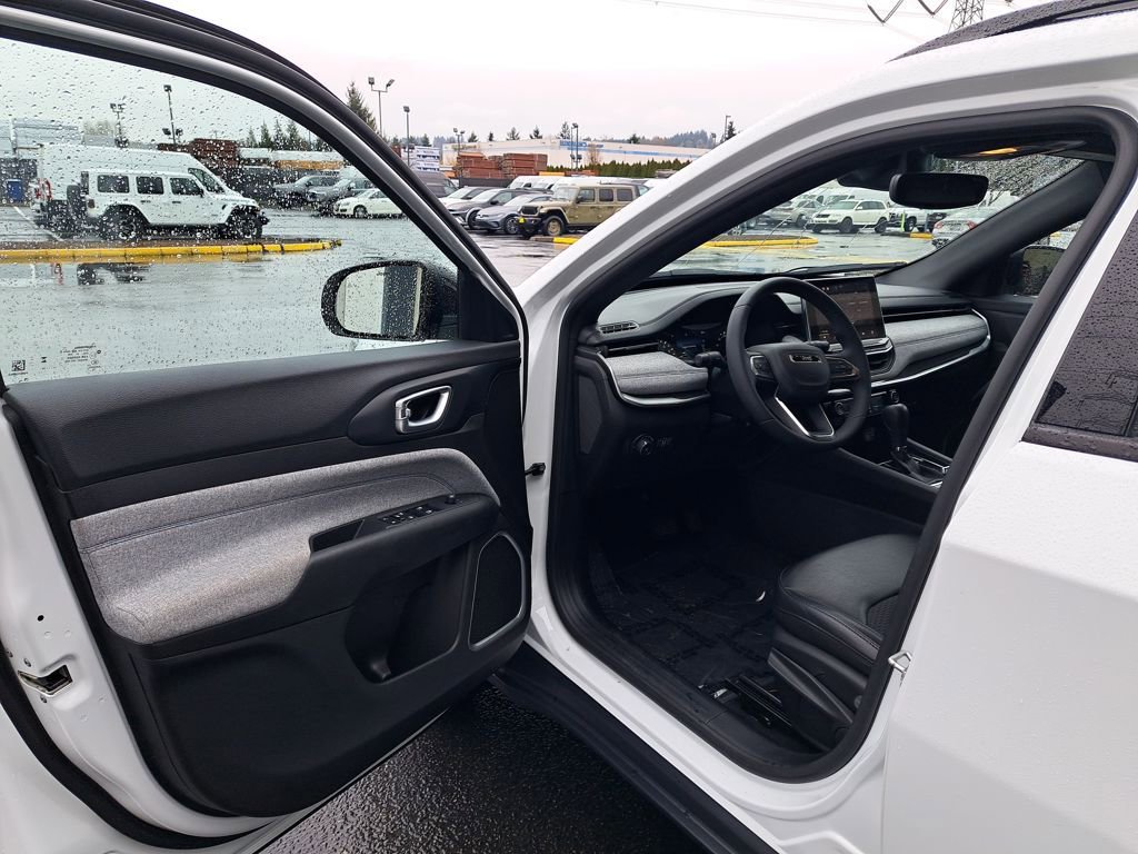 Used 2023 Jeep Compass Latitude image 11