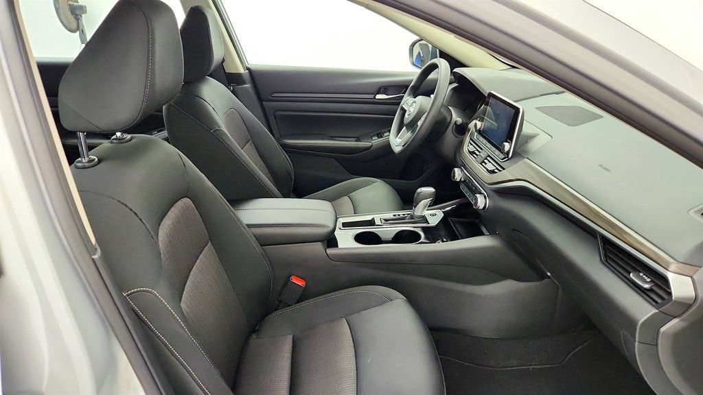 Used 2024 Nissan Altima 2.5 SV FWD image 23