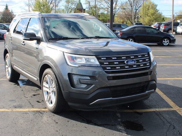 Used 2017 Ford Explorer XLT w/ Equipment Group 202A AWD/4WD image 4