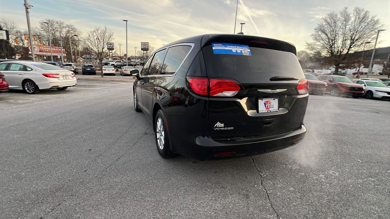 Used 2022 Chrysler Voyager LX image 6