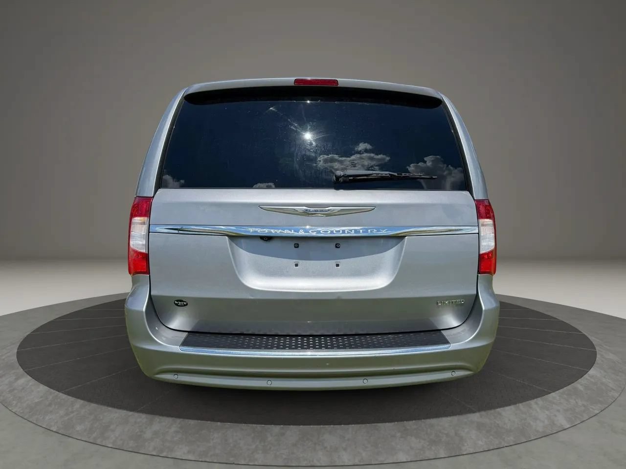 Used 2015 Chrysler Town & Country Limited FWD image 4