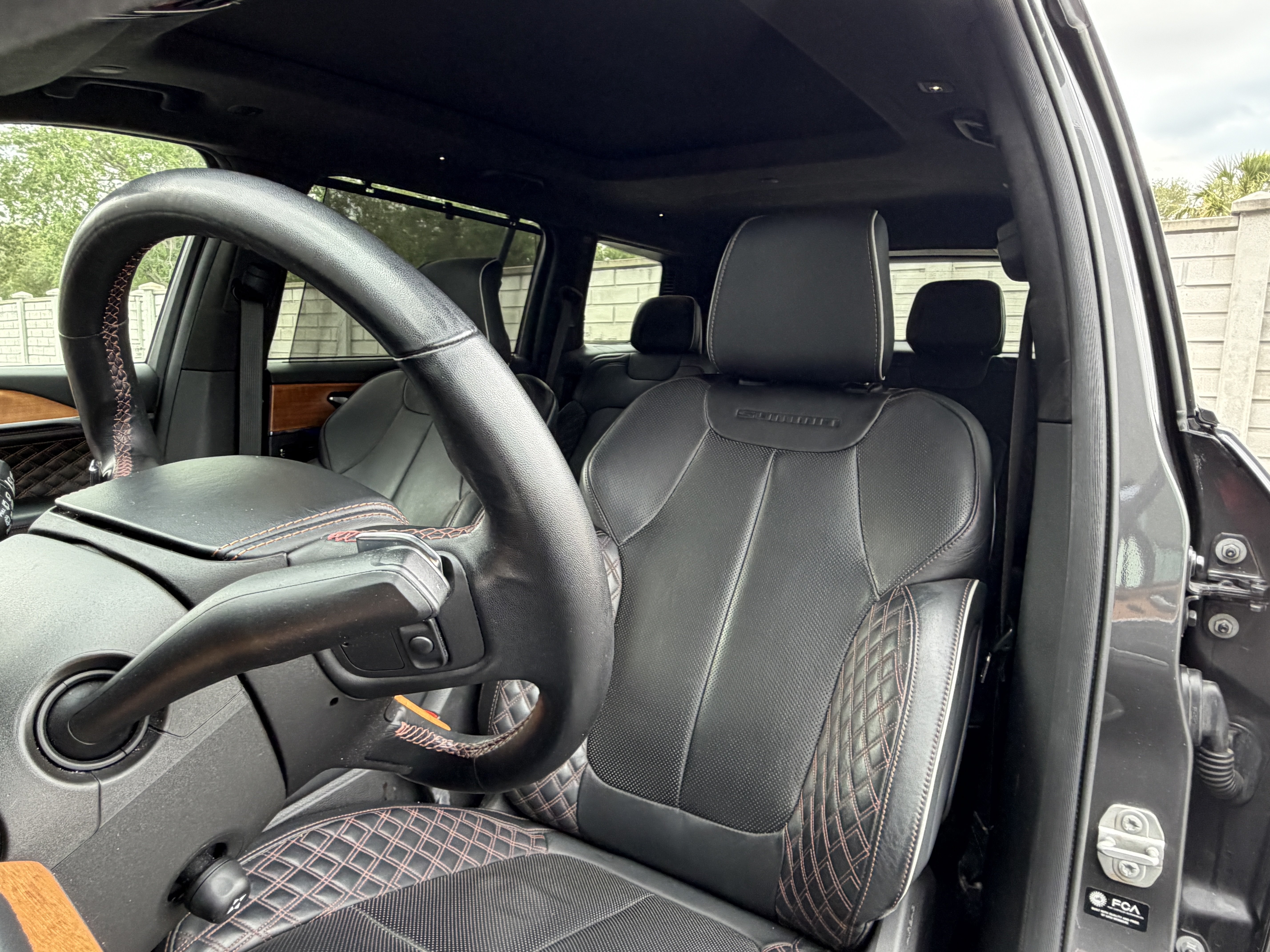 Used 2023 Jeep Grand Cherokee L Summit AWD/4WD image 5