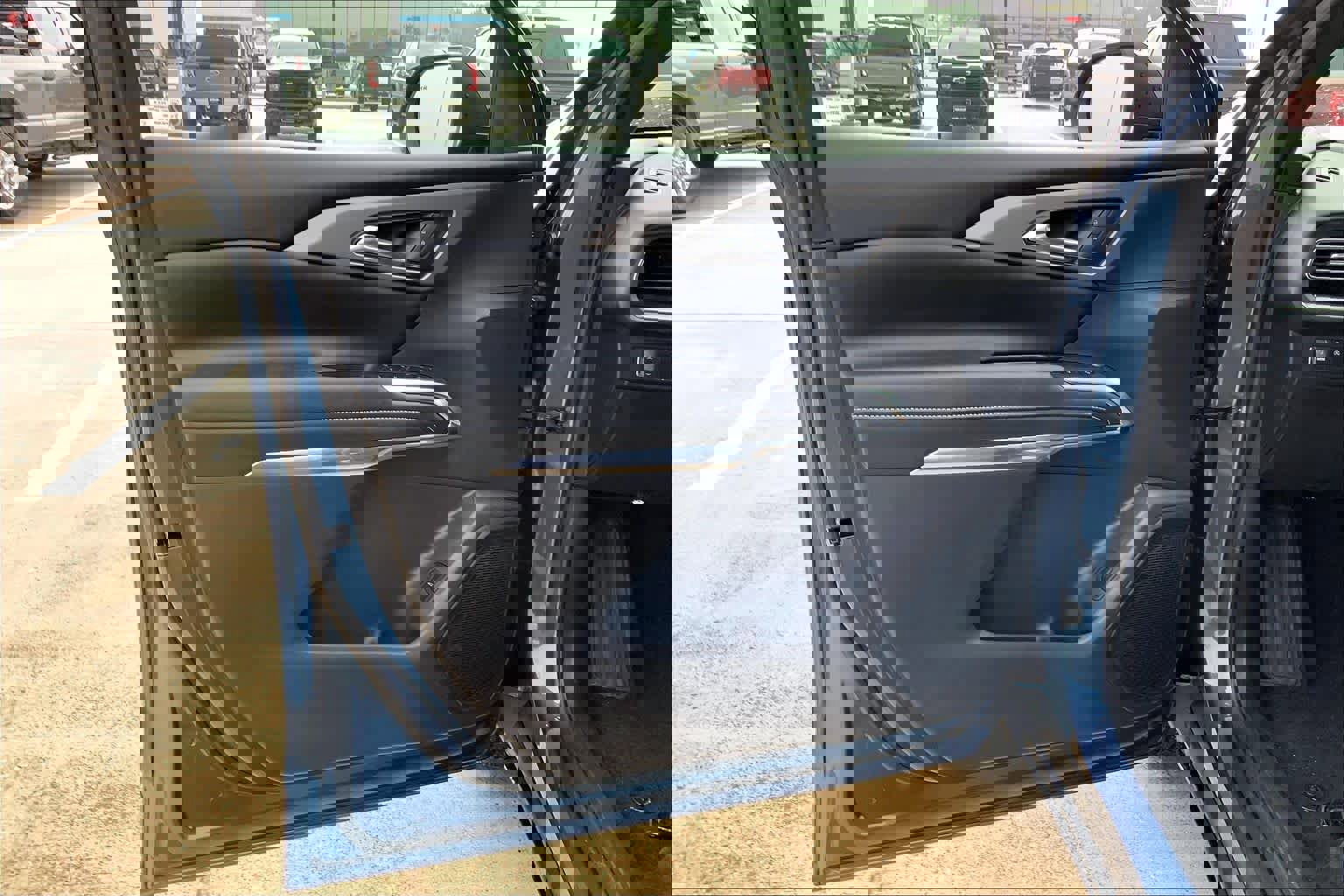 Used 2025 Chevrolet Traverse LT w/ Driver Confidence Package FWD image 21