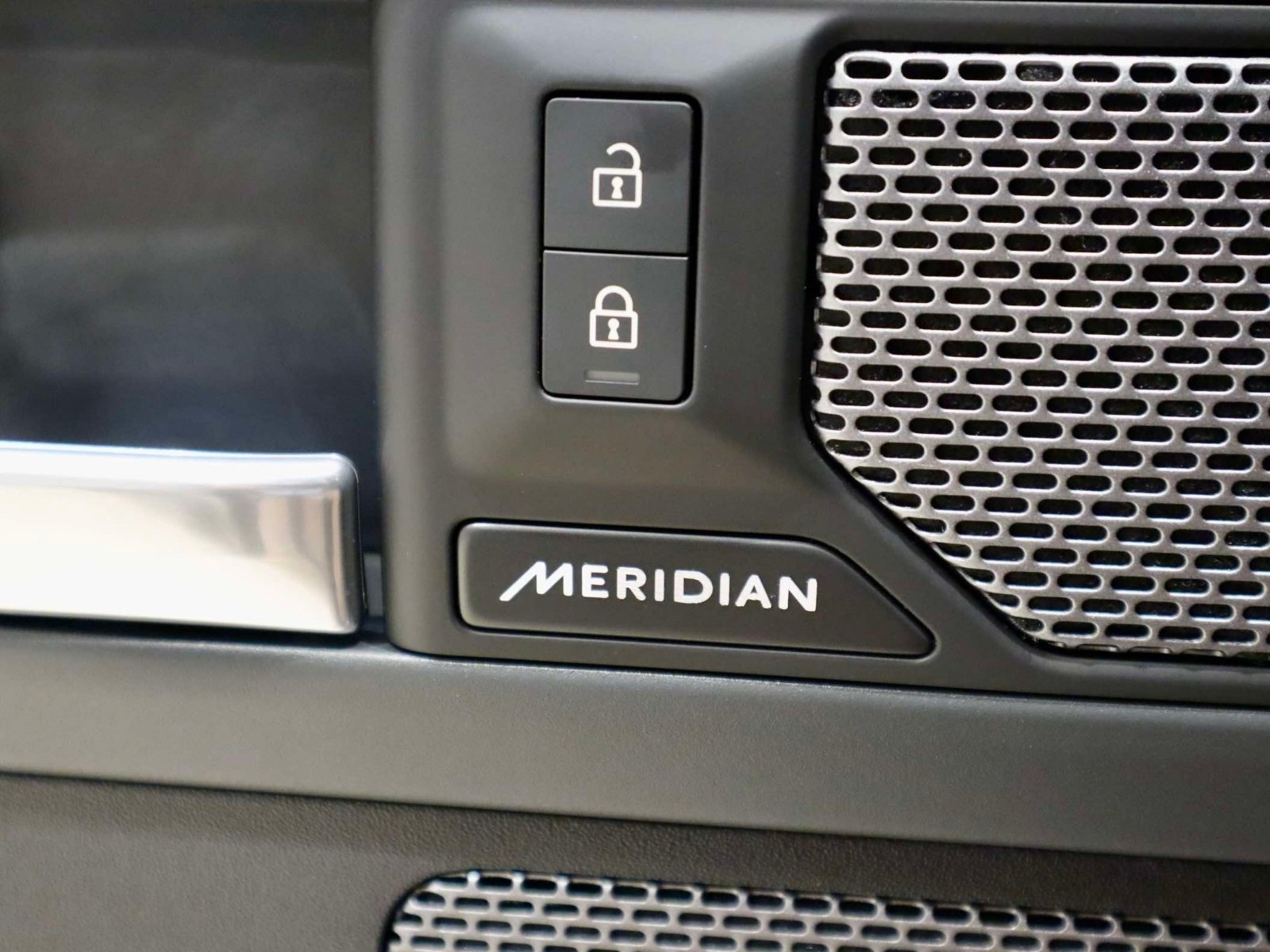 Used 2024 Land Rover Defender 110 X-Dynamic SE AWD/4WD image 26