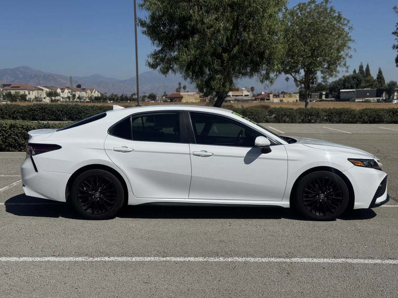 Used 2021 Toyota Camry SE image 2