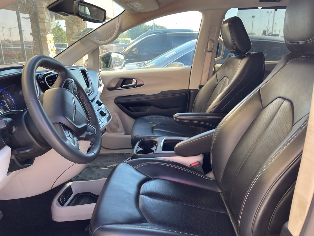 Used 2024 Chrysler Pacifica Touring-L FWD image 6