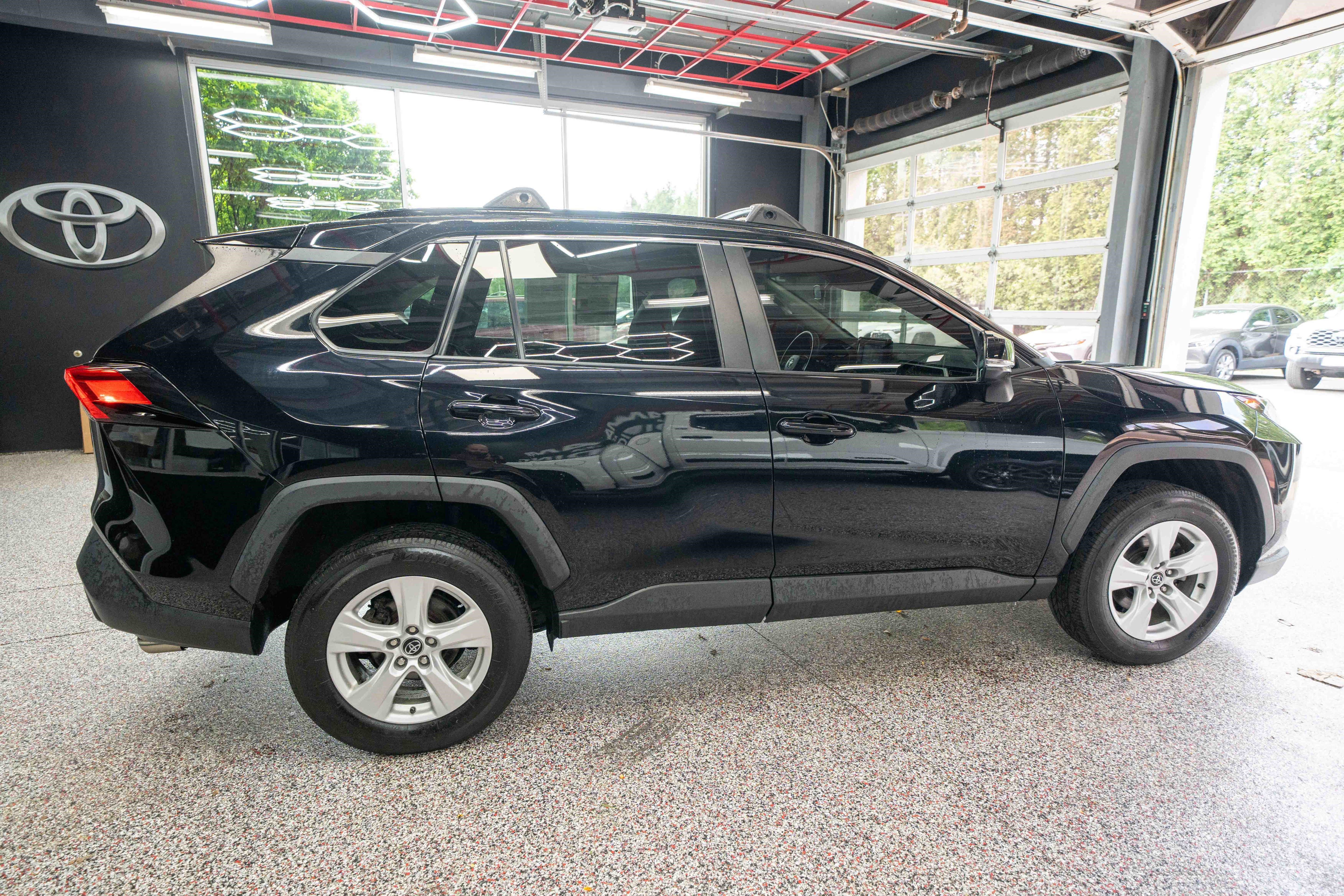 Used 2020 Toyota RAV4 XLE w/ Convenience Package AWD/4WD image 4