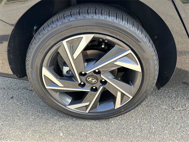 New 2025 Hyundai Elantra Limited image 17