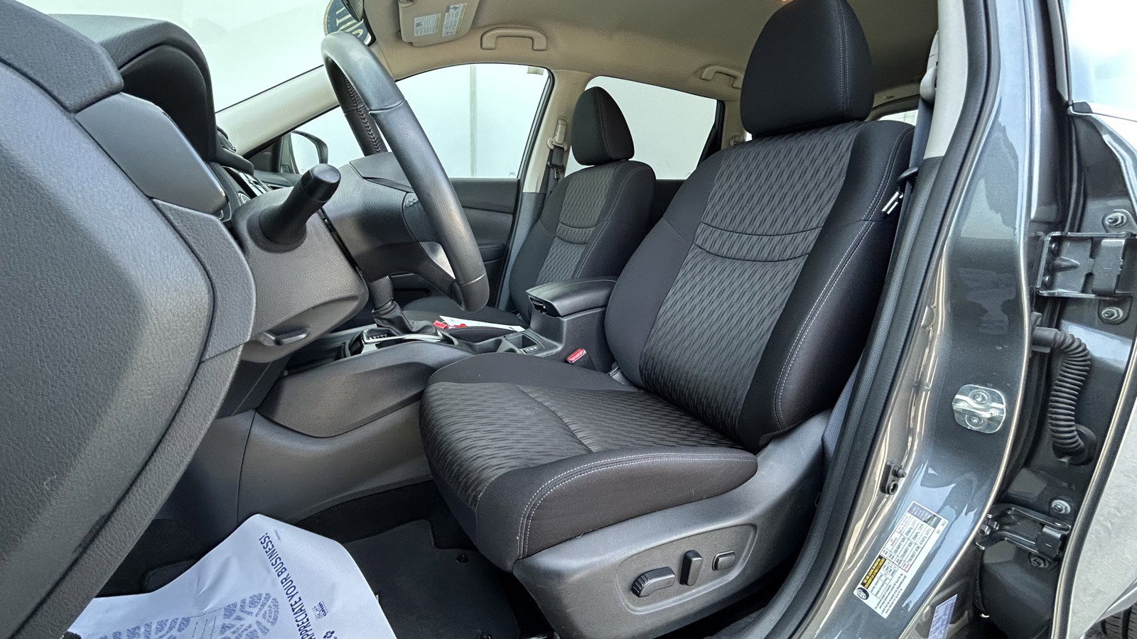 Used 2017 Nissan Rogue SV image 11