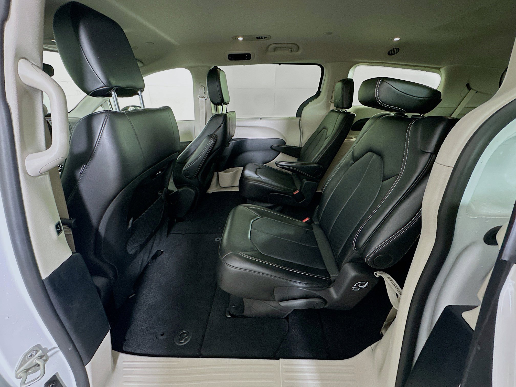 Used 2024 Chrysler Pacifica Touring-L image 26