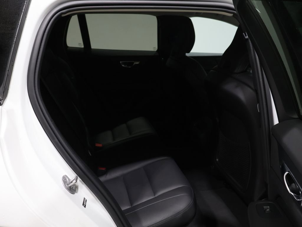 Used 2025 Volvo V60 B5 Cross Country Plus image 20