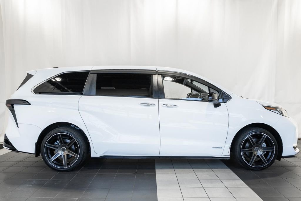 Used 2021 Toyota Sienna XSE image 3
