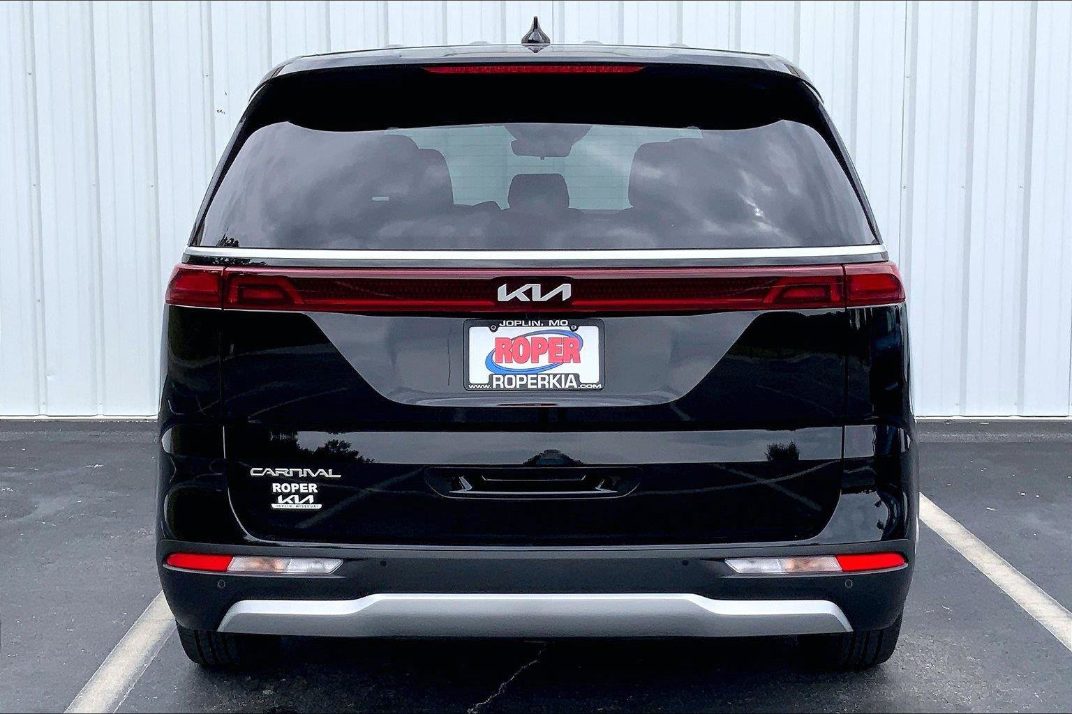 Used 2024 Kia Carnival LX FWD image 1