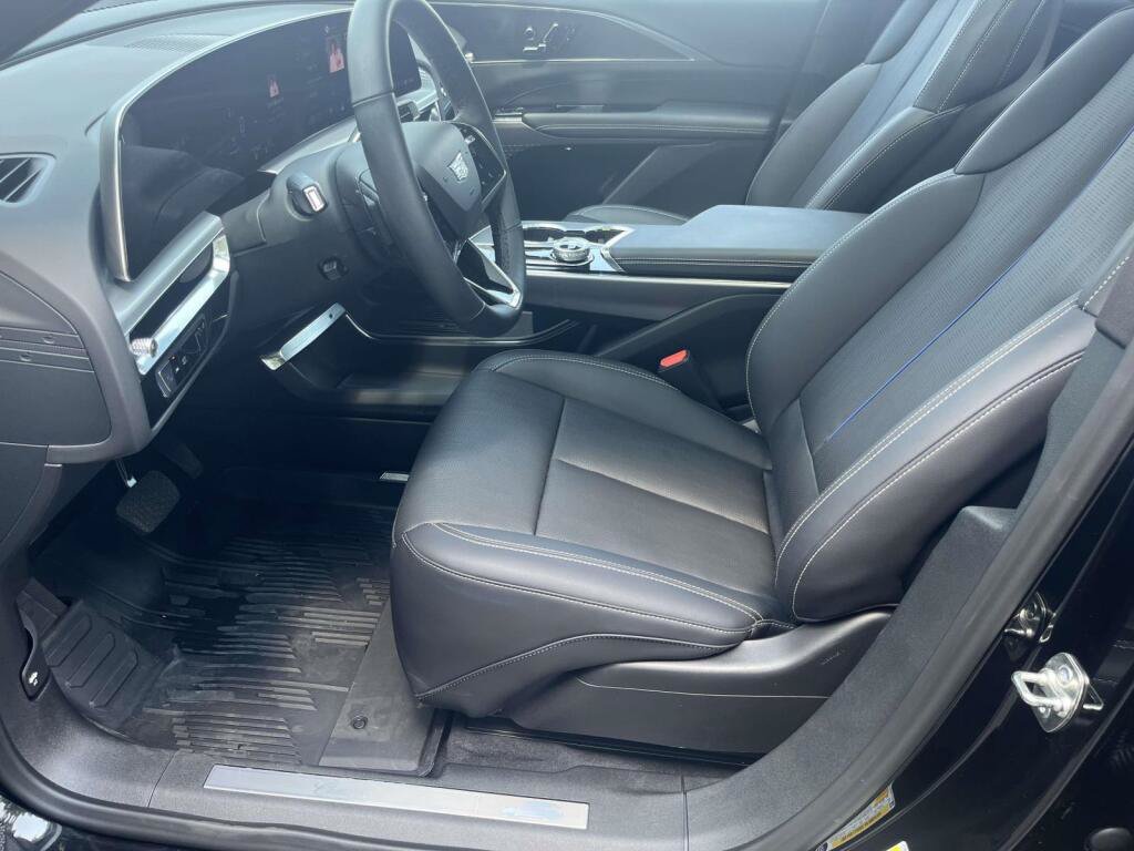 Used 2025 Cadillac Lyriq Luxury AWD/4WD image 15