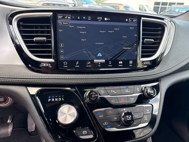 Used 2025 Chrysler Pacifica Limited FWD image 6