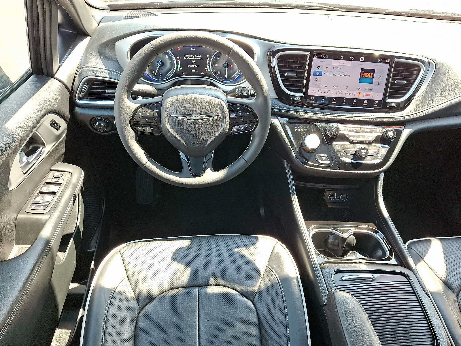 Used 2025 Chrysler Pacifica Limited FWD image 12
