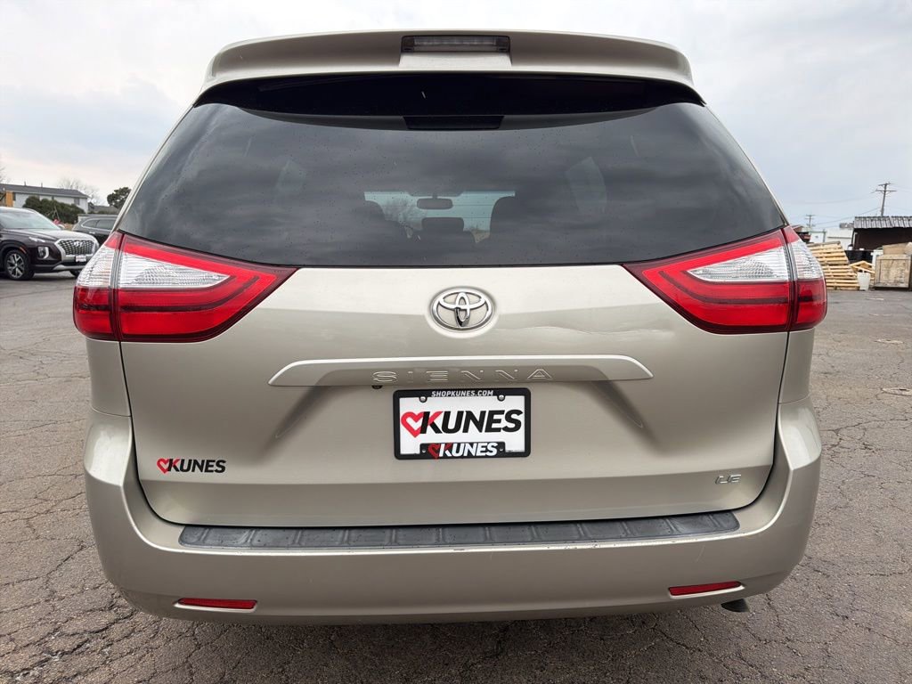 Used 2015 Toyota Sienna LE image 4