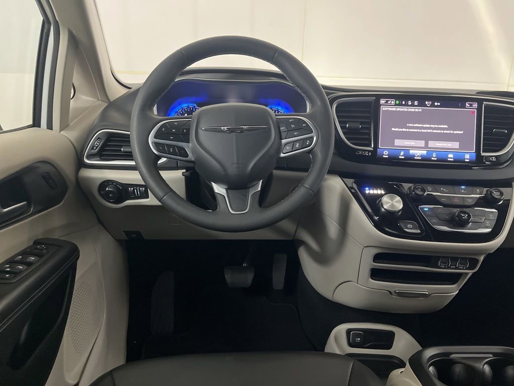 Used 2024 Chrysler Pacifica Touring-L image 31