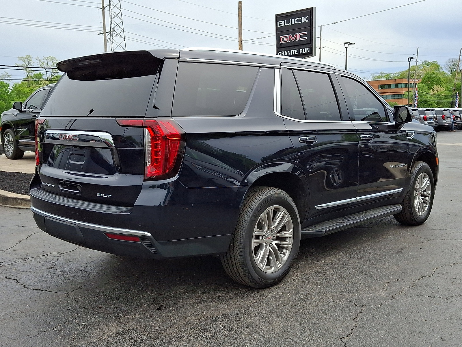 Used 2022 GMC Yukon SLT w/ SLT Premium Package AWD/4WD image 6