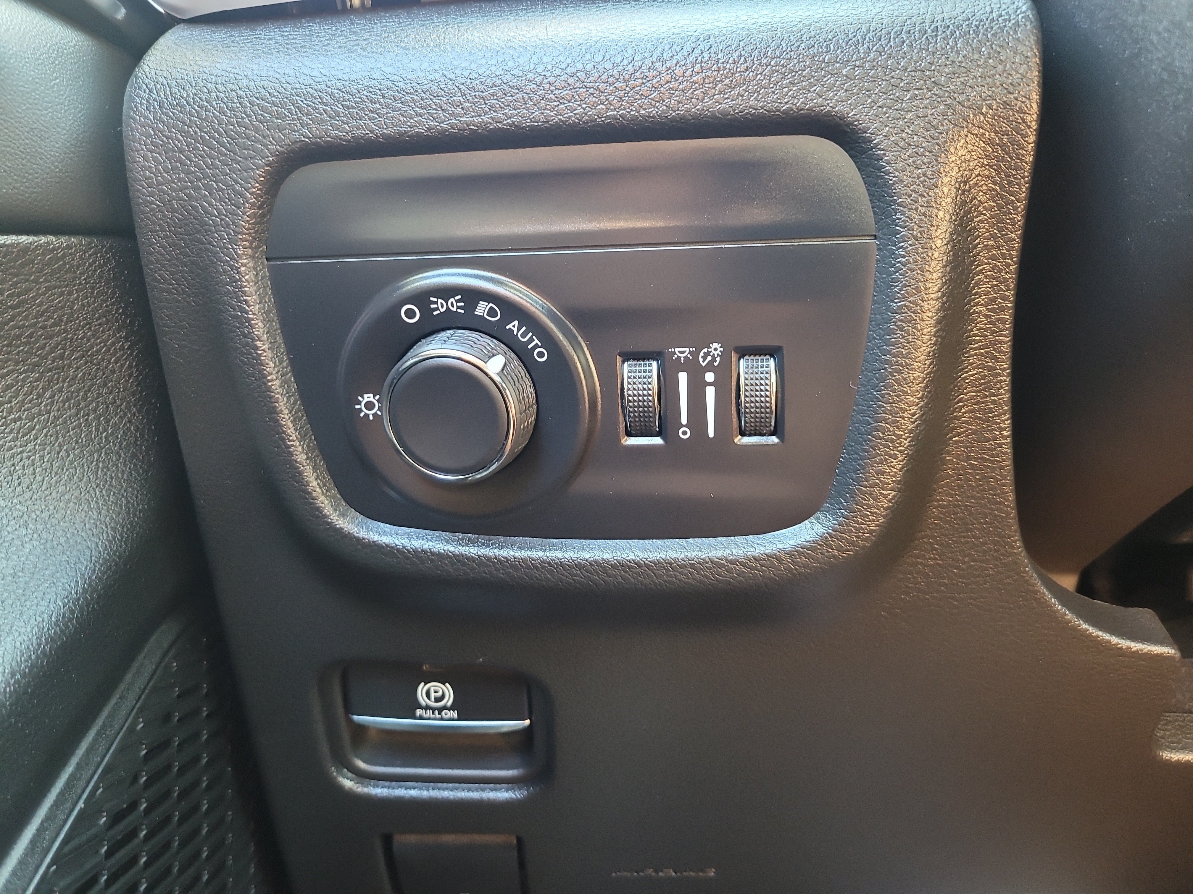 Used 2024 Jeep Grand Cherokee Laredo AWD/4WD image 31
