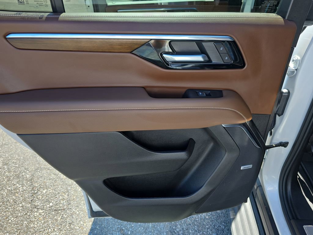 Used 2025 Chevrolet Tahoe High Country AWD/4WD image 17