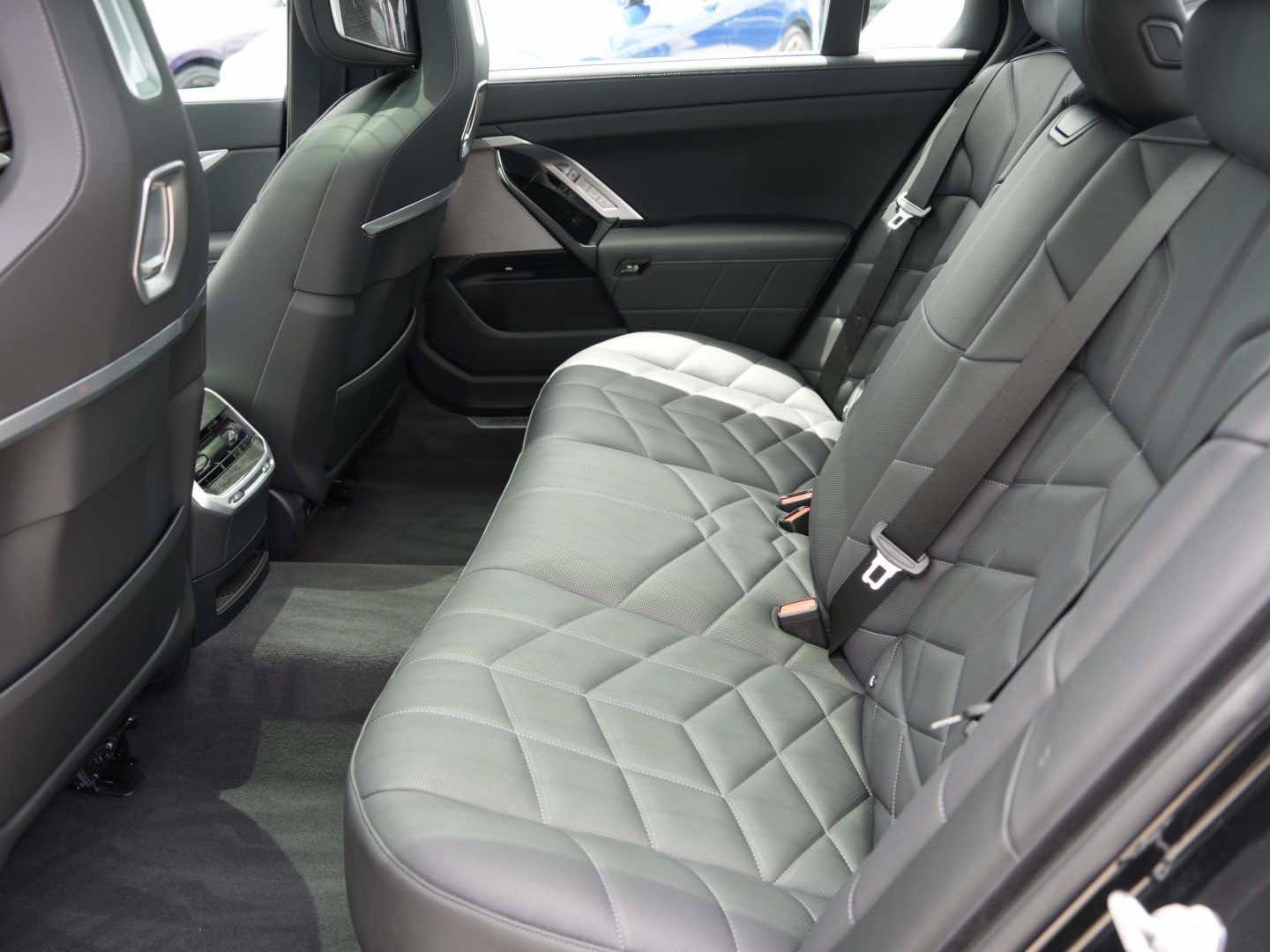 Used 2026 BMW 750e xDrive w/ Premium Package AWD/4WD image 10
