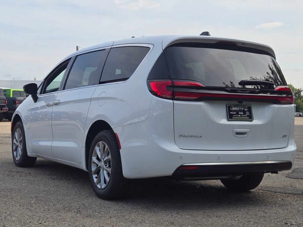 New 2027 Chrysler Pacifica Select AWD/4WD image 18