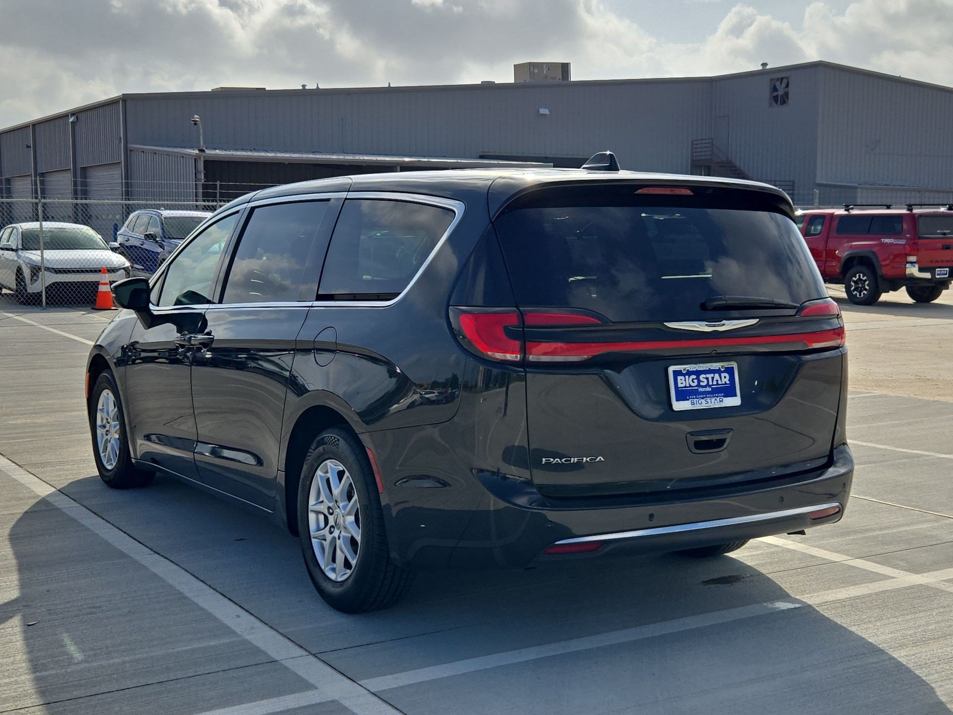 Used 2023 Chrysler Pacifica Touring-L FWD image 6