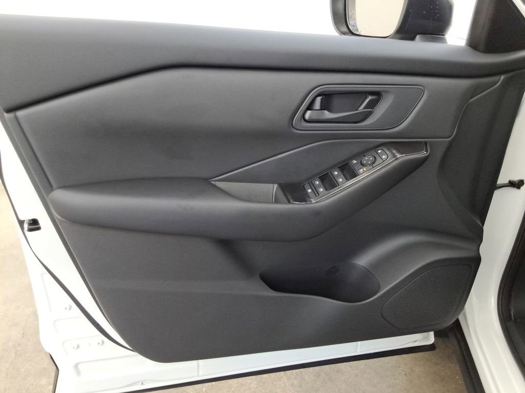 Used 2025 Nissan Rogue S image 15