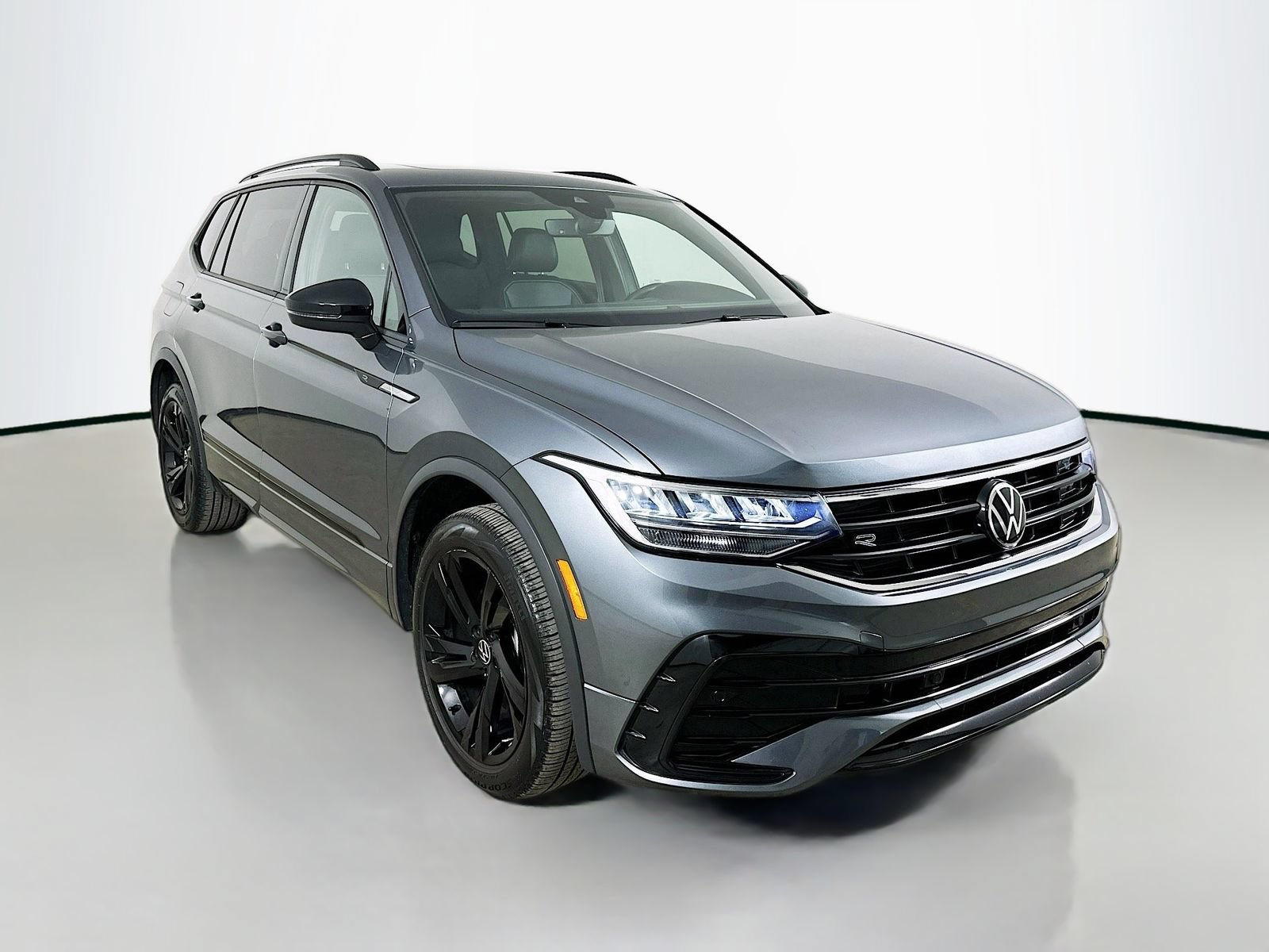 Used 2023 Volkswagen Tiguan SE R-Line AWD/4WD image 3