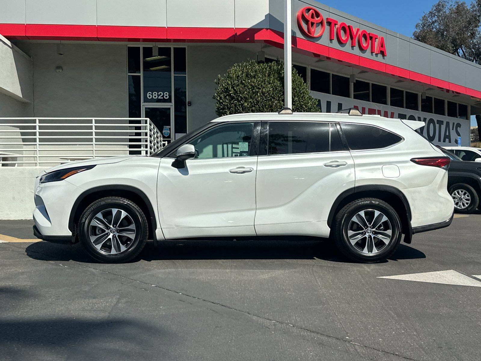 Used 2022 Toyota Highlander XLE FWD image 2