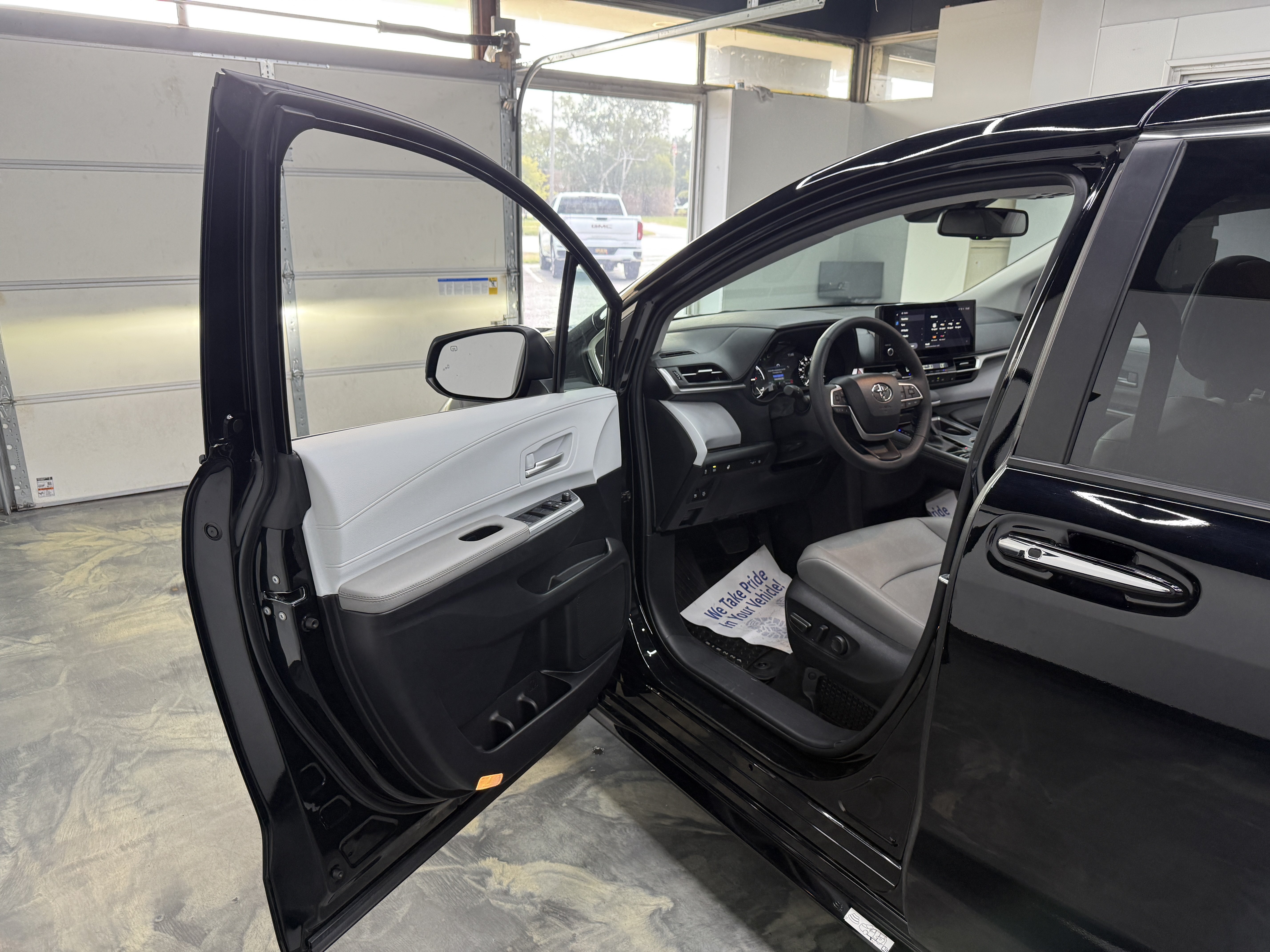 Used 2026 Toyota Sienna XLE FWD image 8