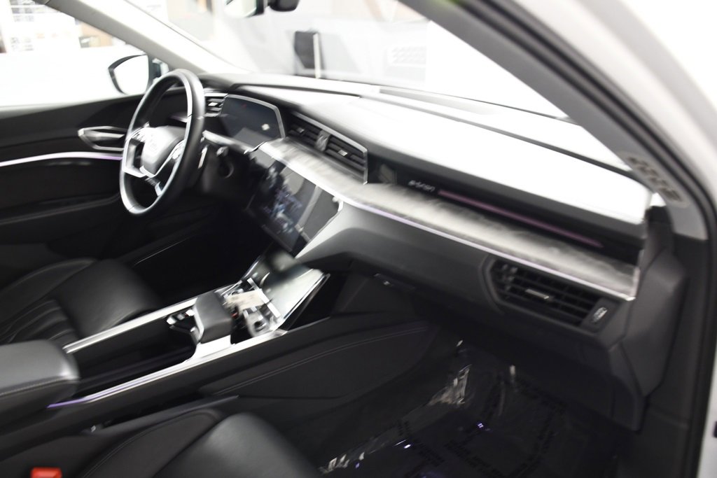 Used 2021 Audi e-tron Prestige w/ Prestige Package image 17