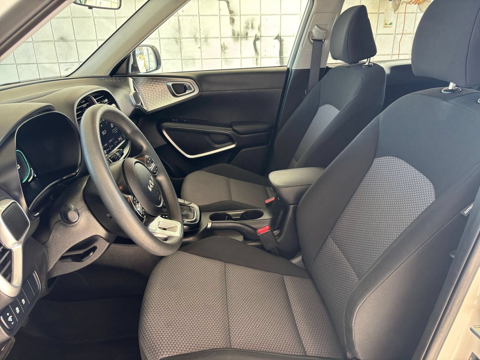 Used 2025 Kia Soul LX w/ LX Technology Package FWD image 24
