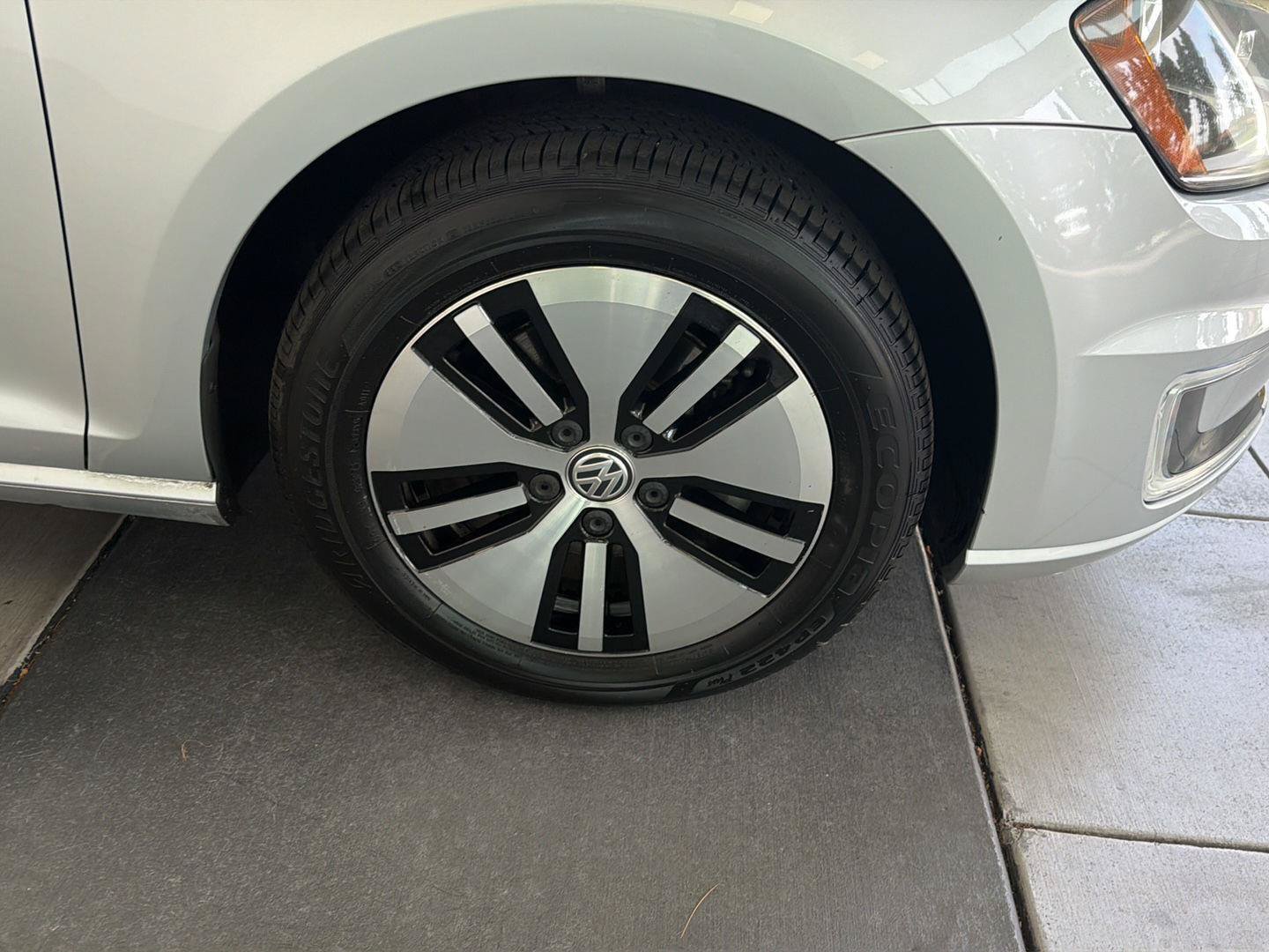 Used 2016 Volkswagen e-Golf SE w/ DC Fast Charging Package FWD image 10