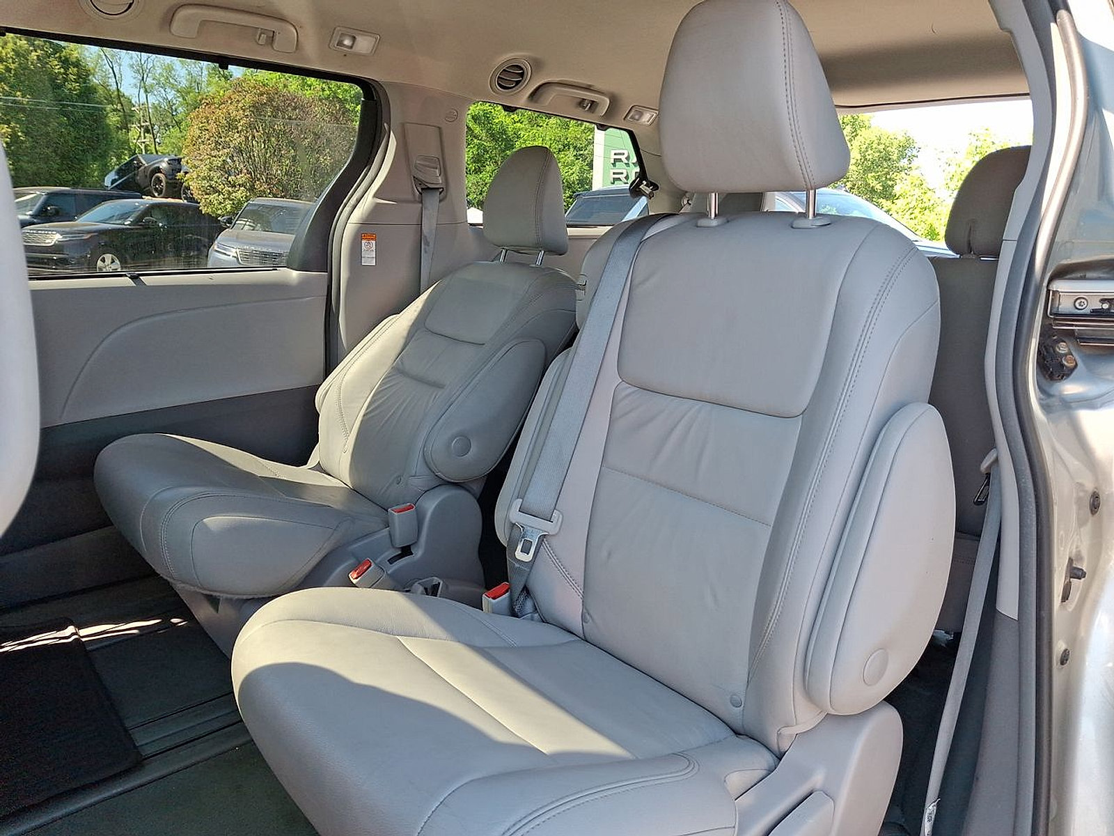 Used 2019 Toyota Sienna XLE w/ XLE Navigation Package FWD image 27